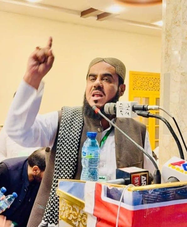 پوهاند حافظ عبیدالله نورزي په یوه عامه غونډه کې خبرې کوي